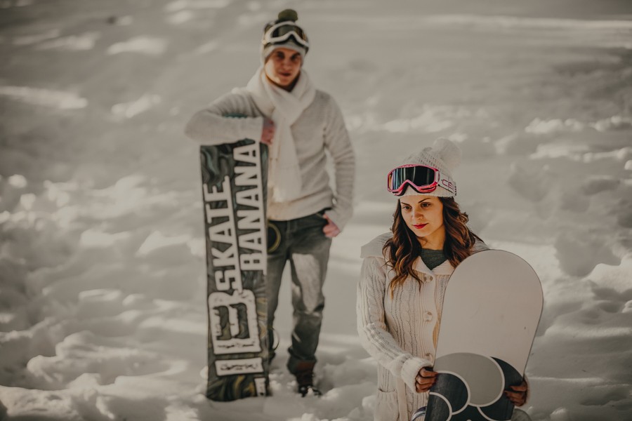 preboda en la nieve con tabla de snowboard