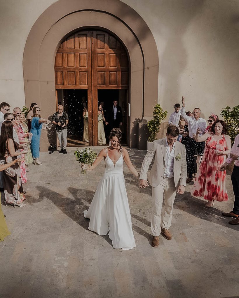 boda de destino en villa vera salida confeti