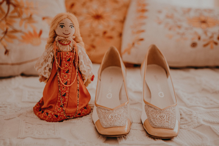 Zapatos de novia junto a una muñeca rusa
