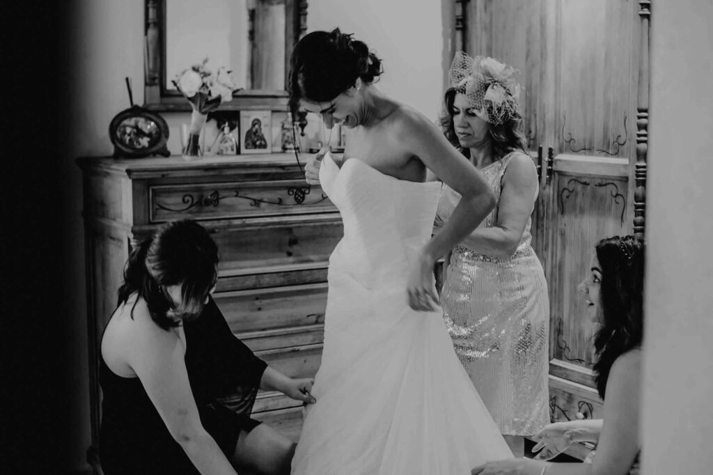 preparativos novia boda en blanco y negro