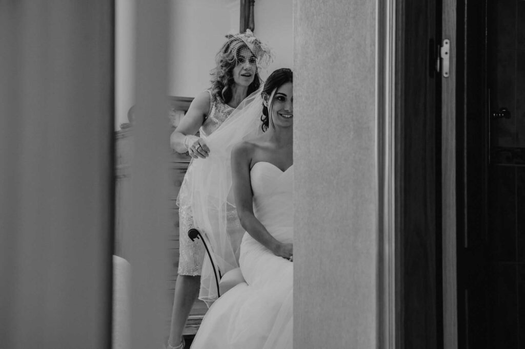 preparativos novia boda en blanco y negro