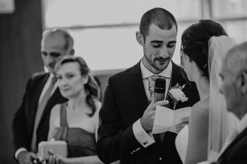 la ceremonia boda en blanco y negro