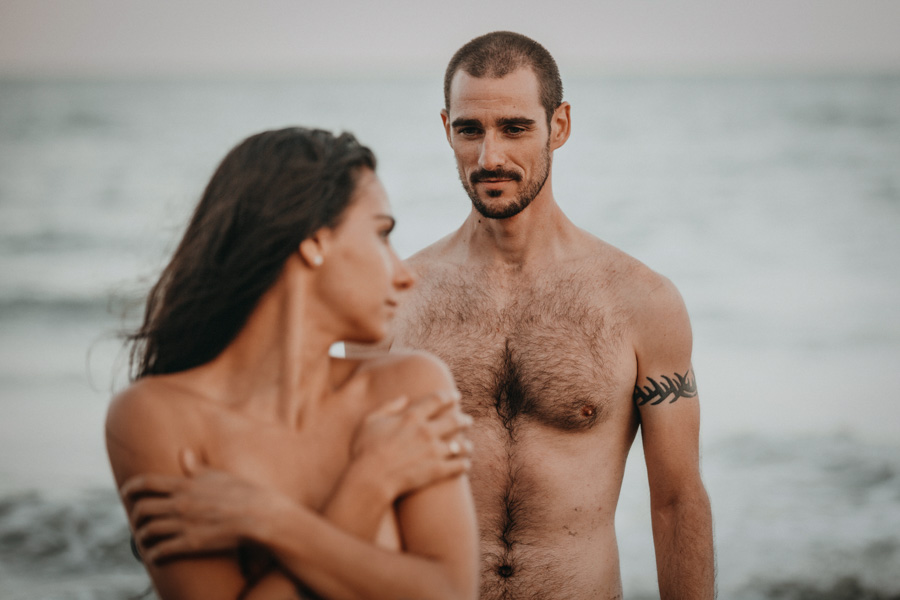 pareja desnuda en la playa
