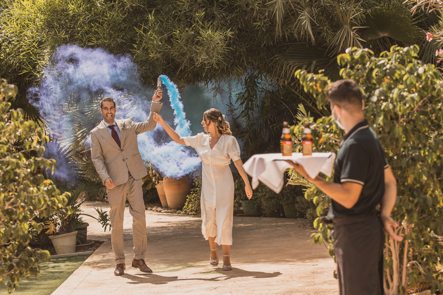 entrada de novios bengala de humo en la boda
