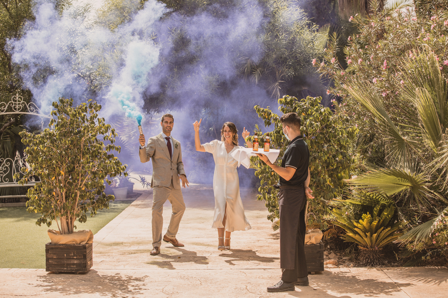 entrada de novios bengala de humo en la boda