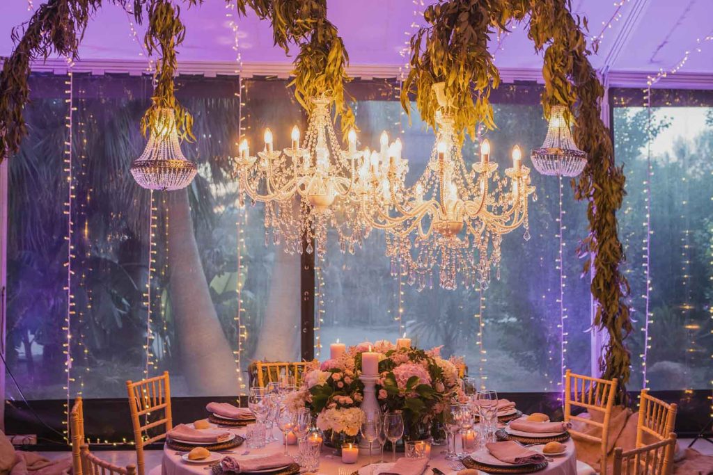 carpa decorada con lámparas de cristal y candelabros