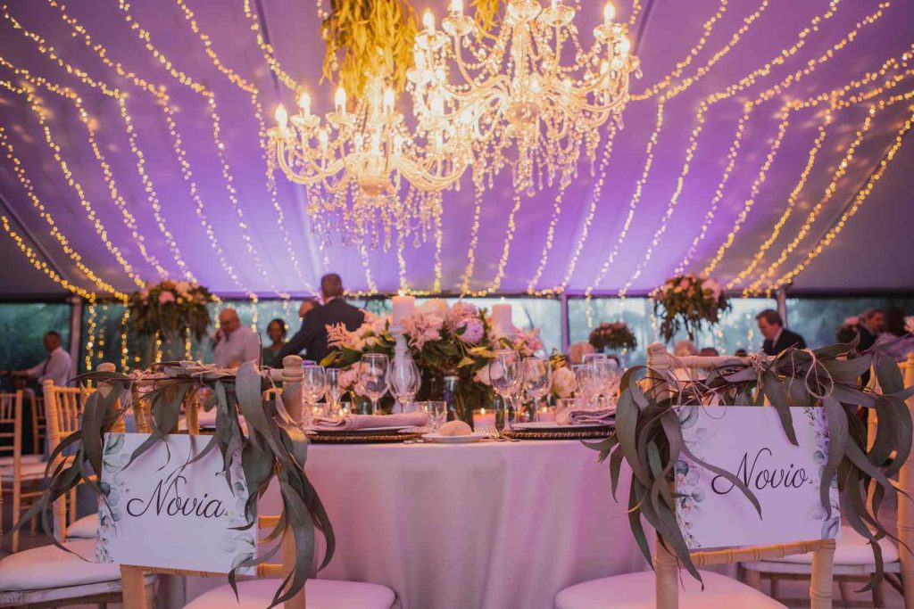 carpa decorada con lámparas de cristal y candelabros