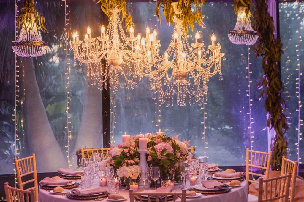 carpa decorada con lámparas de cristal y candelabros