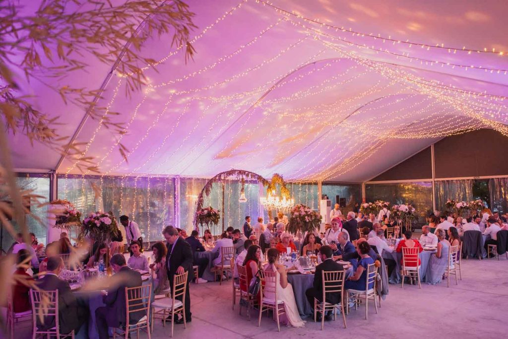 carpa decorada con lámparas de cristal y candelabros