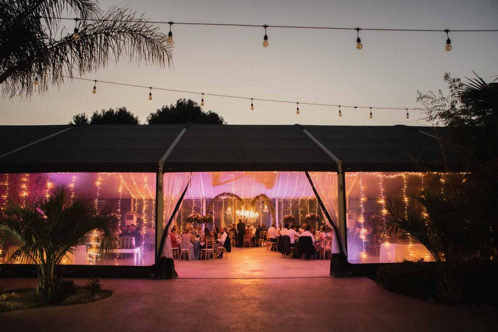 carpa decorada con lámparas de cristal y candelabros