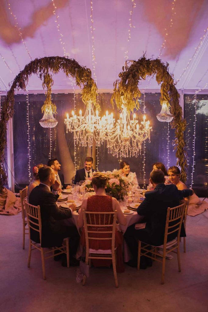 carpa decorada con lámparas de cristal y candelabros