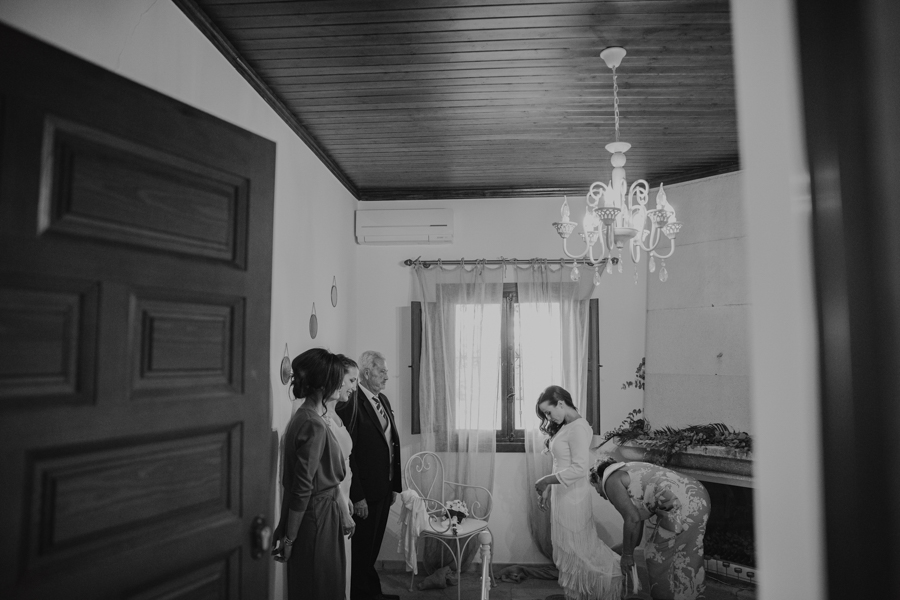 preparativos de boda  de la novia Lara en una habitación de la finca Villa Marconi de Die