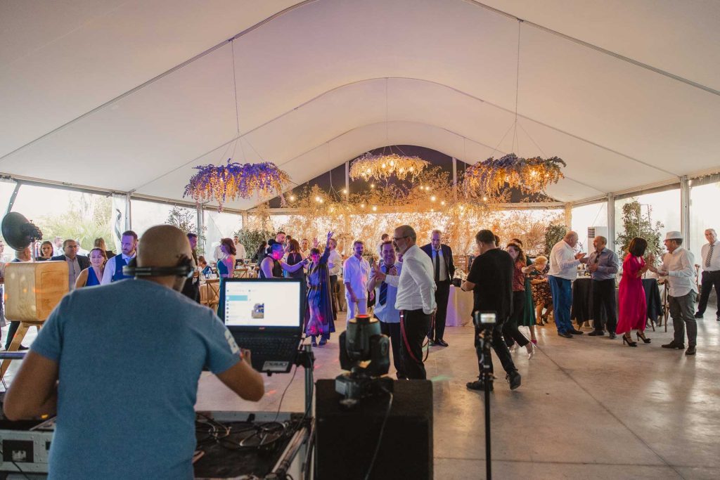 La fiesta con Dj en la carpa de Jardines con Gaeléo