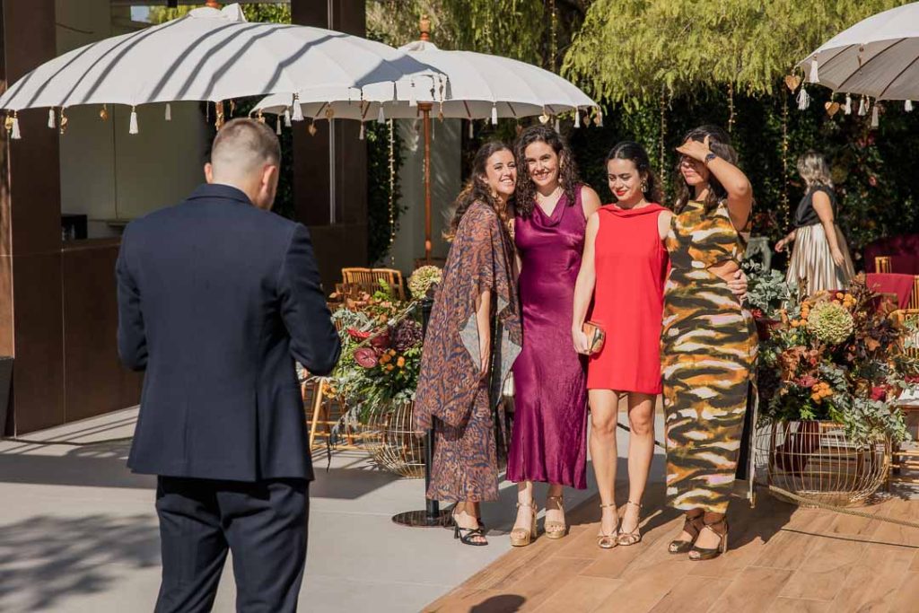 invitados haciendose fotos en la terraza en una boda en Salones Canario