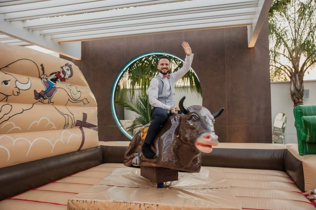 Toro mecánico instalado en la terraza de Salones Canario