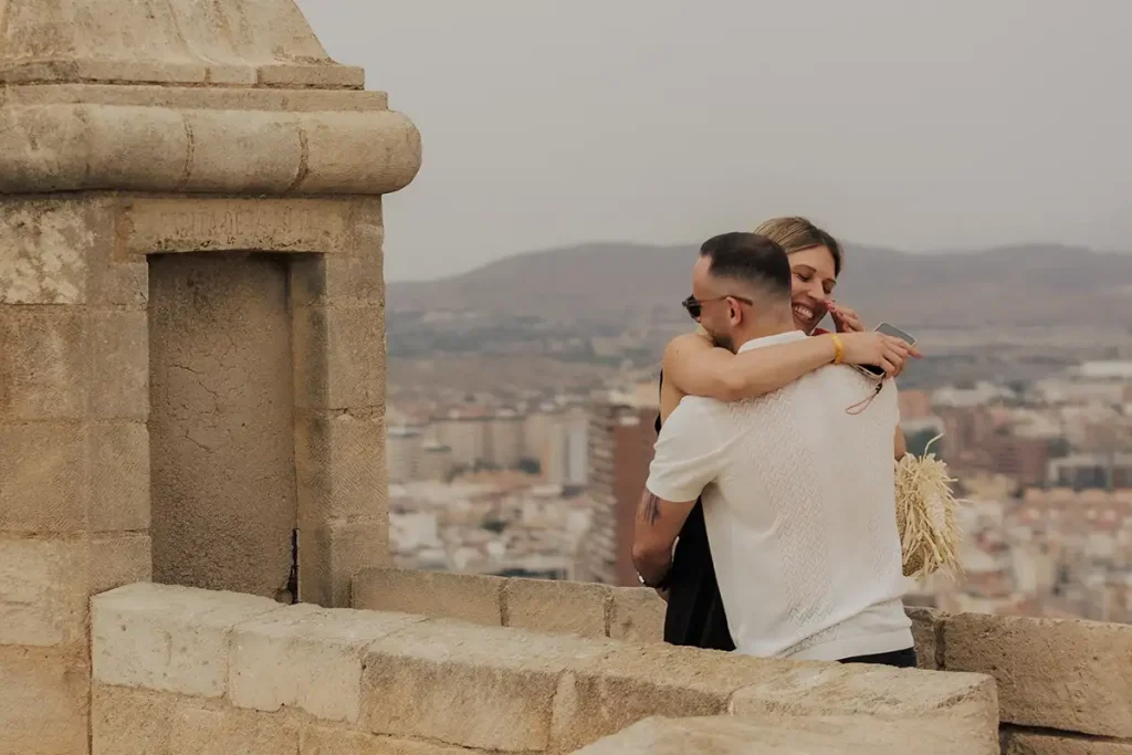 Abrazo emotivo después de decir sí – fotógrafo de pedidas de mano Alicante