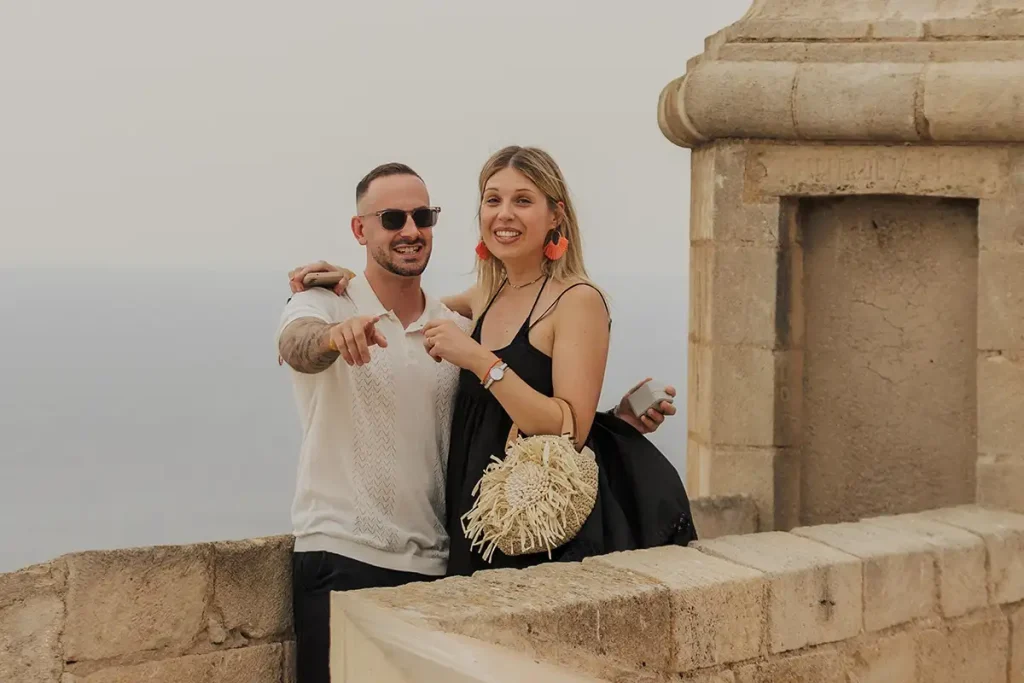 Pareja caminando después de decir sí en el Castillo de Santa Bárbara