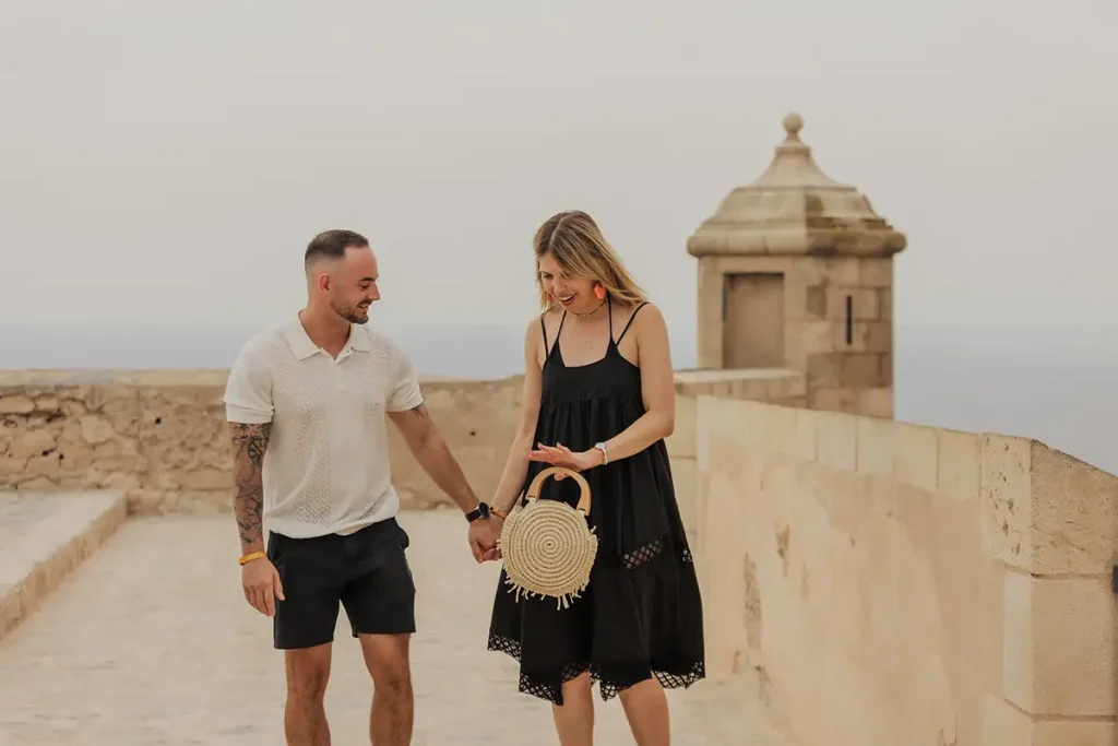 Cómo pedir matrimonio en Alicante – Pareja celebrando el compromiso en el Castillo de Santa Bárbara Alicante