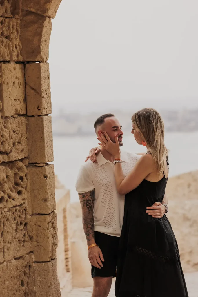 Fotografía espontánea de pedida de mano en el Castillo de Alicante