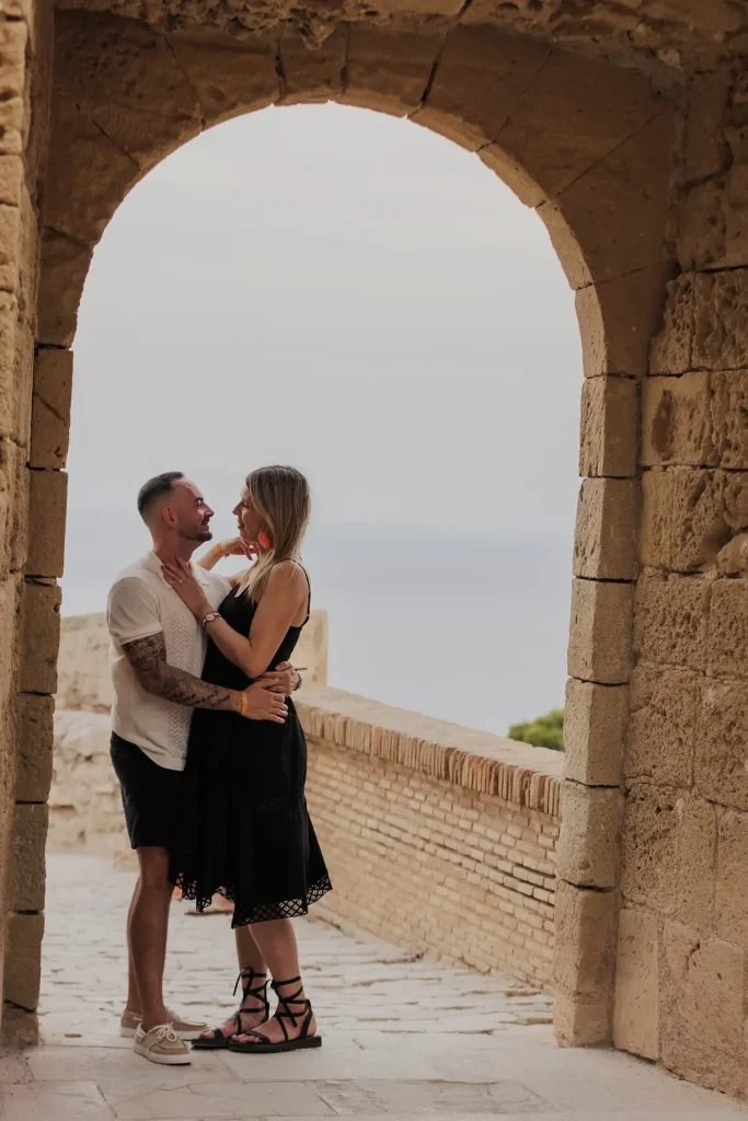 Cómo pedir matrimonio en Alicante – Momento romántico bajo los arcos del Castillo de Santa Bárbara
