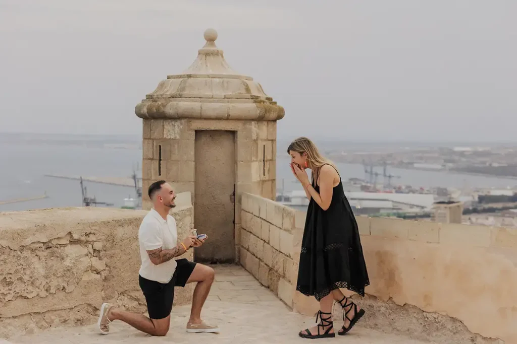 Cómo pedir matrimonio en Alicante – Pedida de mano sorpresa en el Castillo de Santa Bárbara con vistas al mar