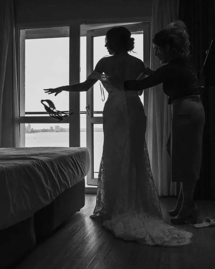 Novia en balcón Hotel Meliá Alicante vestido de novia blanco y negro