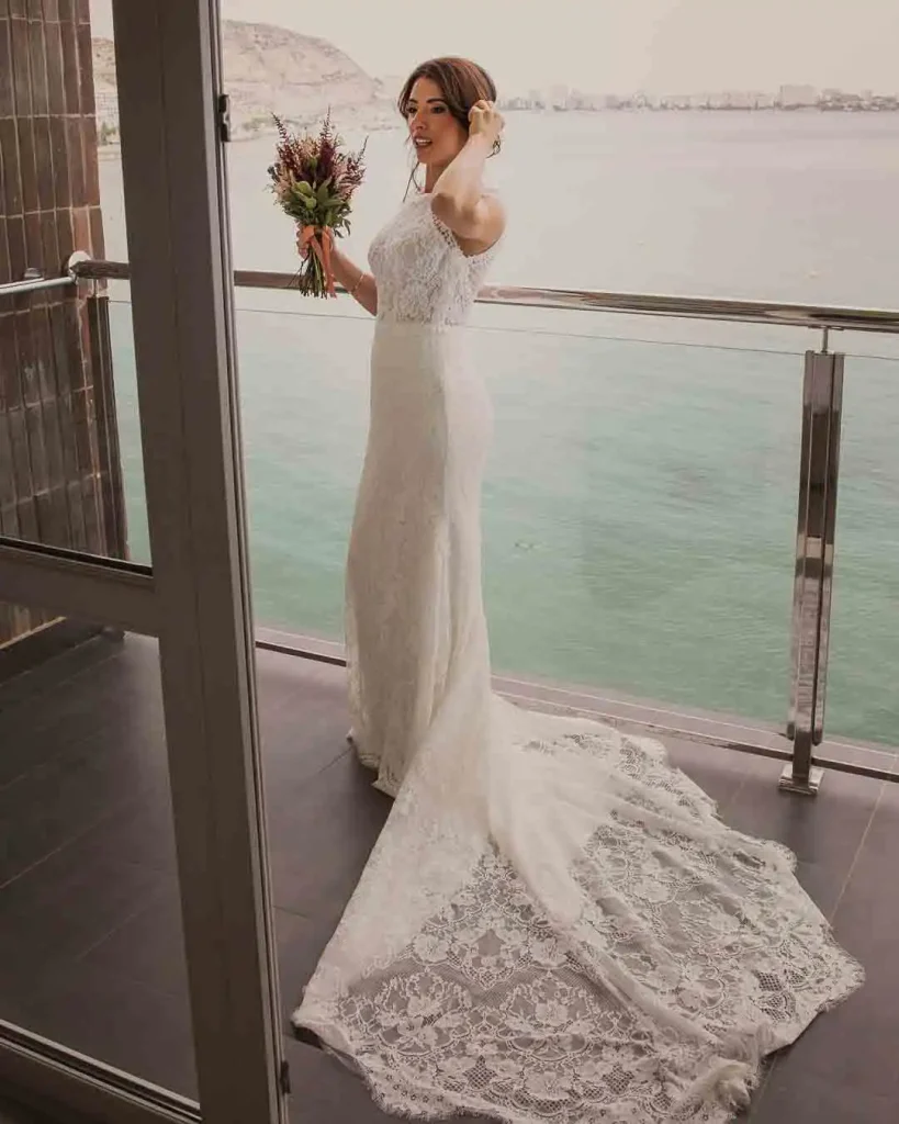 Posado novia en balcón con el Mediterráneo de fondo boda Alicante