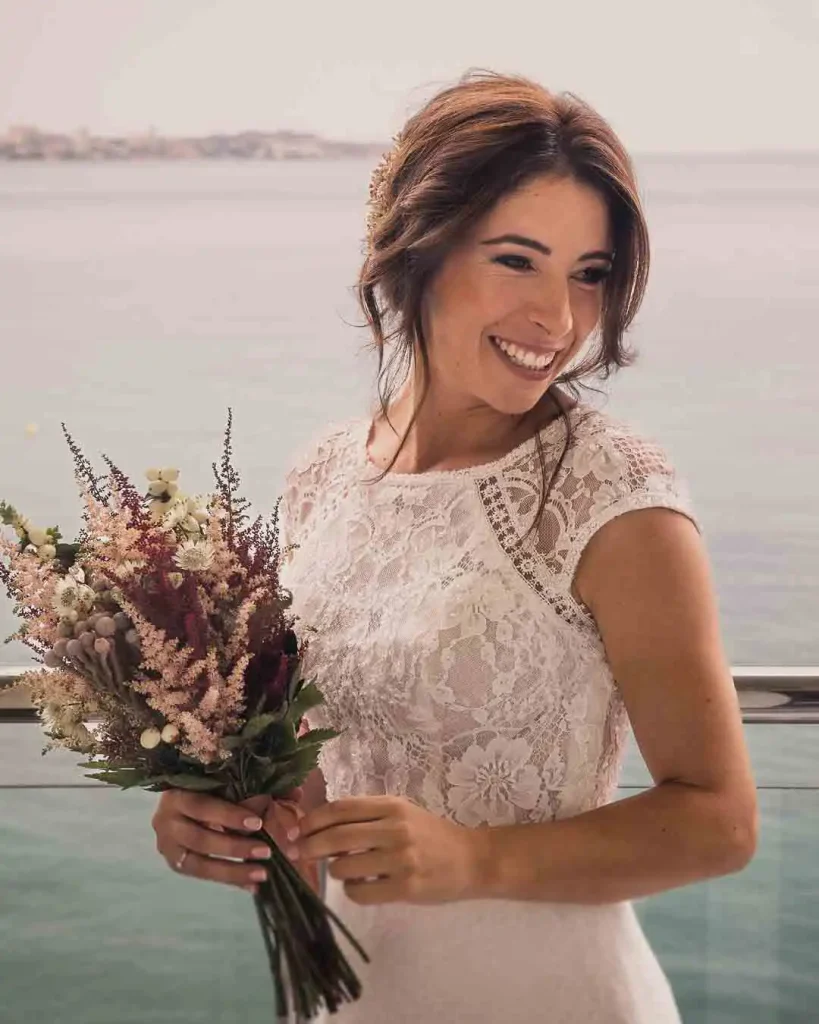 Novia posando en balcón vistas al mar Hotel Meliá Alicante