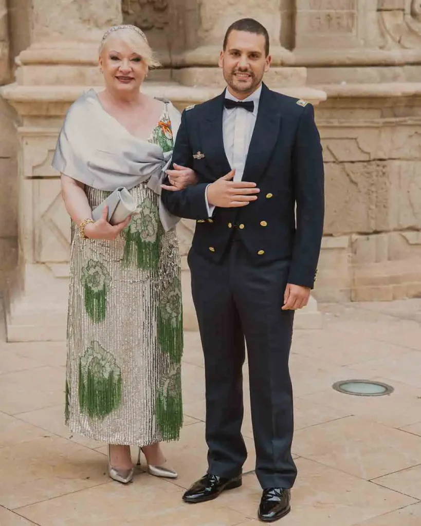 Novio militar y madrina entrada Basílica Santa María Alicante