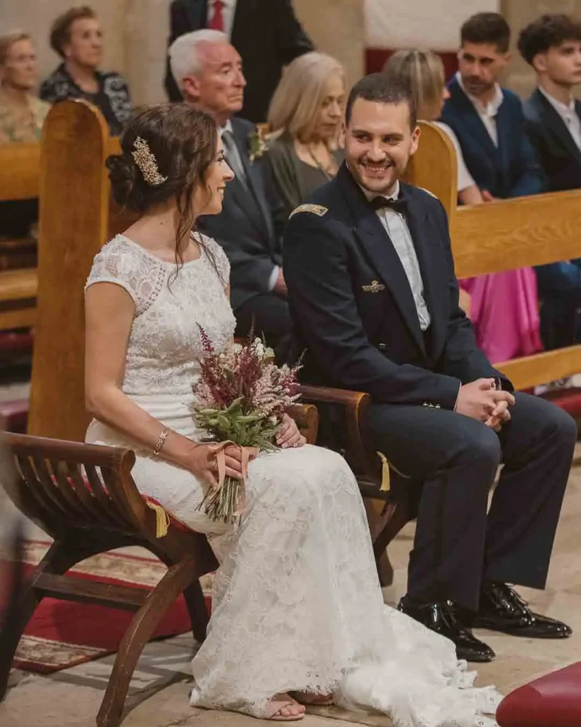 Mirada cómplice entre novios ceremonia Basílica Santa María Alicante
