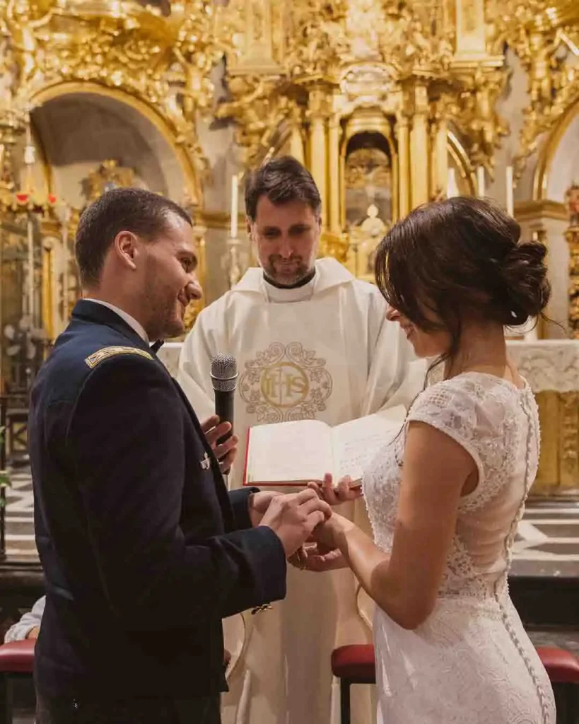 Intercambio de anillos boda militar Basílica Santa María Alicante
