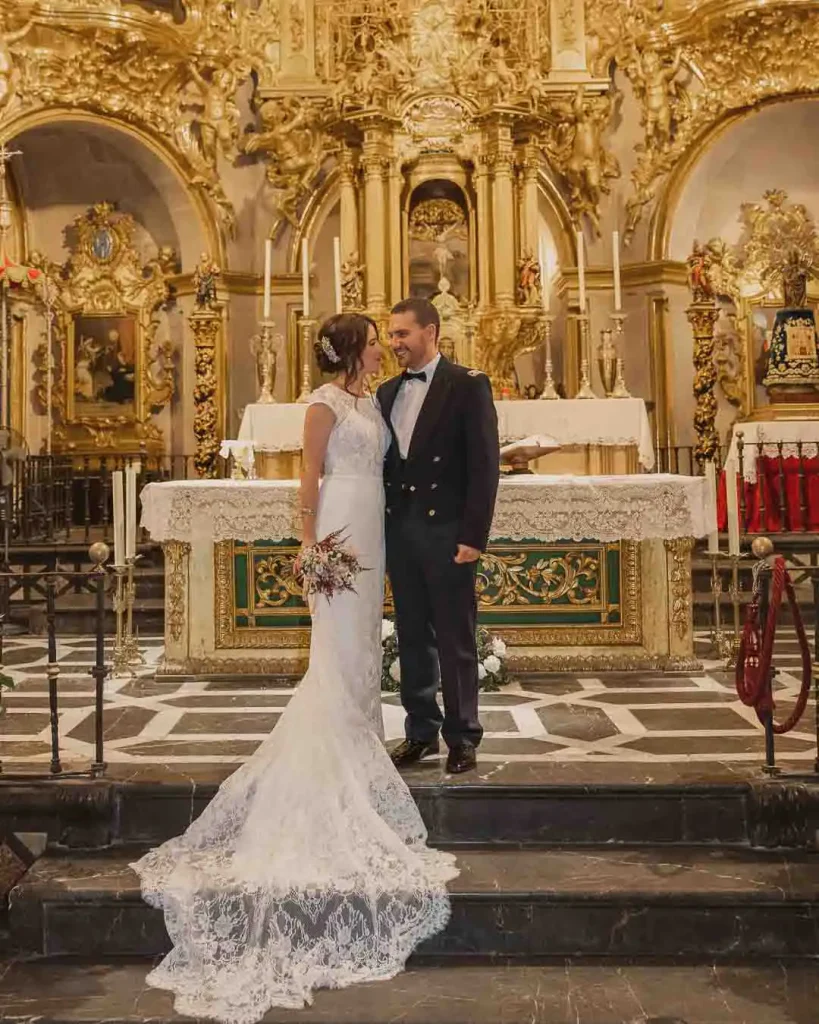 Posado novios frente al altar Basílica Santa María Alicante