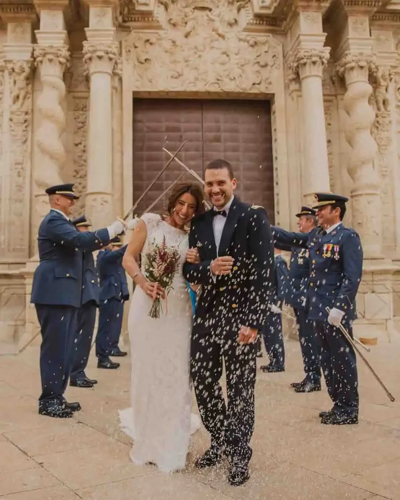 Pasillo de sables militares boda Basílica Santa María Alicante