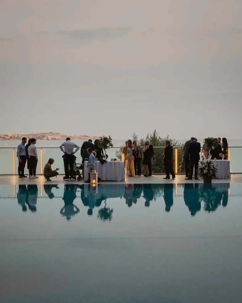 Cóctel de boda en terraza piscina Hotel Meliá Alicante noche